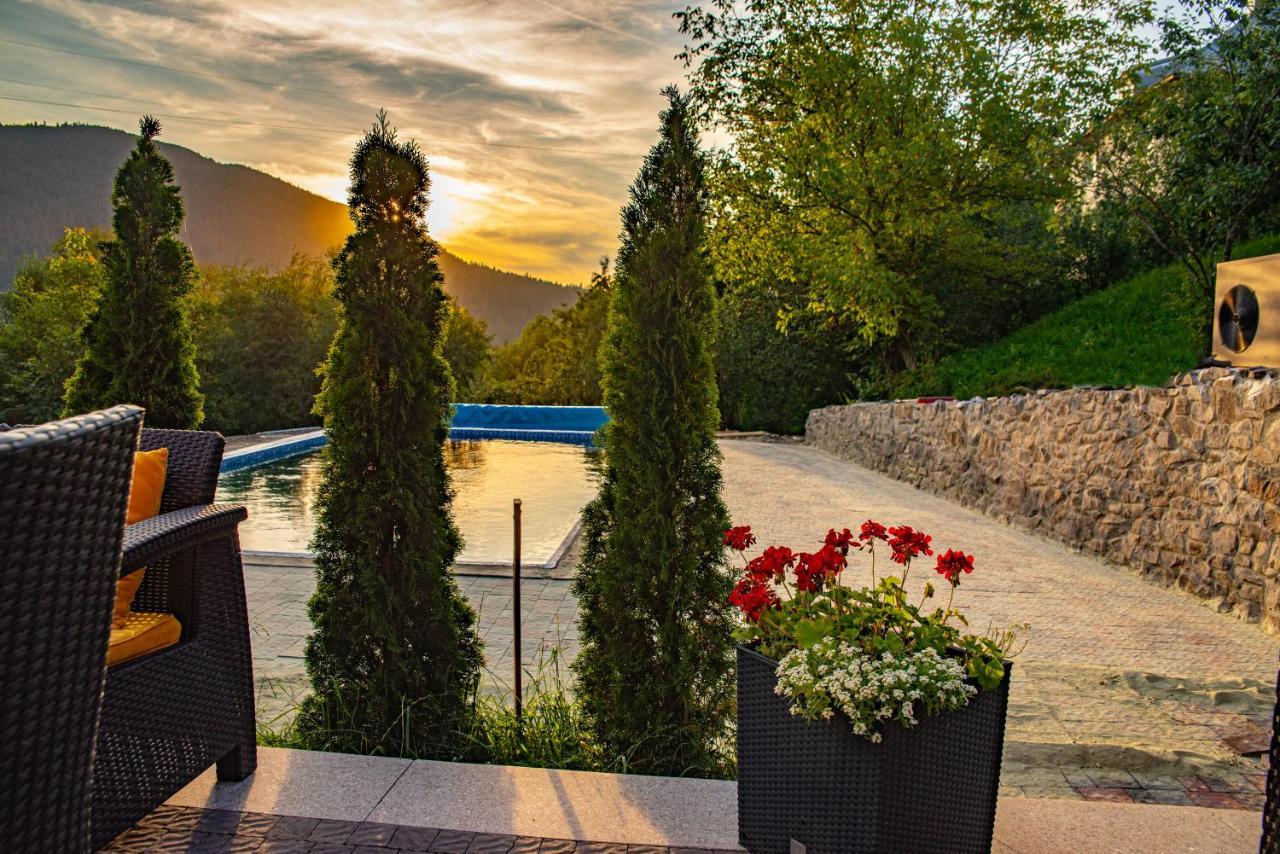 Купецький Двір Otel Mizhhirya  Dış mekan fotoğraf