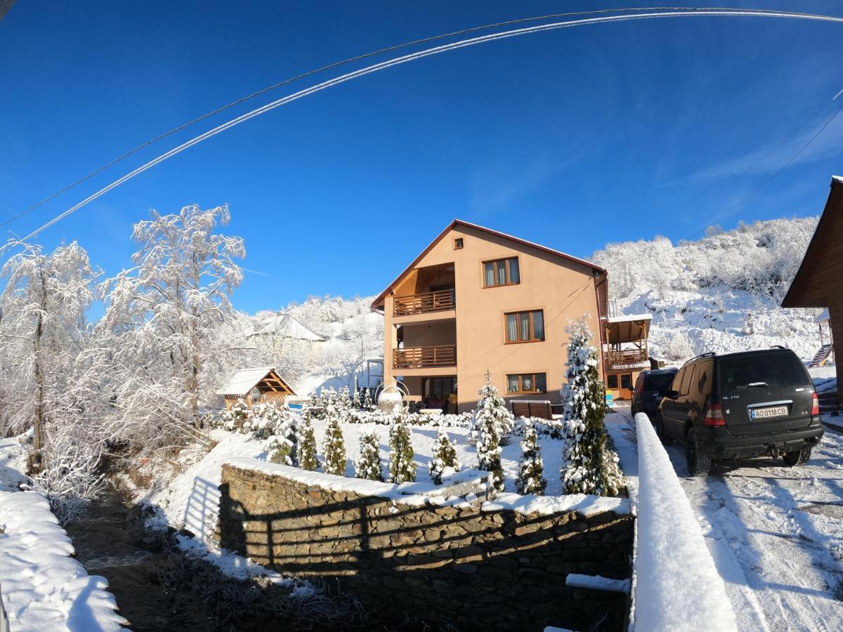 Купецький Двір Otel Mizhhirya  Dış mekan fotoğraf