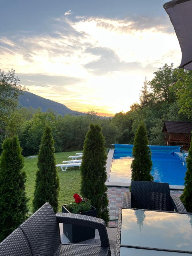 Купецький Двір Otel Mizhhirya  Dış mekan fotoğraf